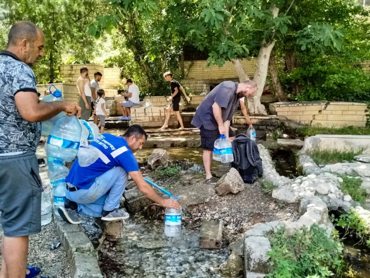 Tel örgüleri keserek bakteri içeren suyu içtikleri anlaşıldı.