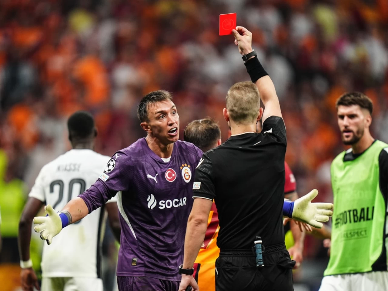 UEFA'dan Muslera’ya şok ceza! Kaç maç oynamayacak?