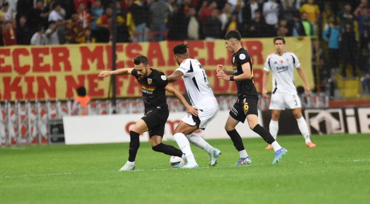 Bronckhorst'tan Beşiktaş defansına övgü dolu sözler!