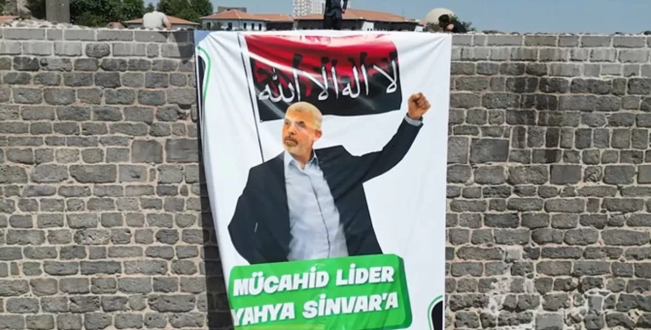 Diyarbakır'da tarihi surlara Hamas'ın yeni liderinin afişi asıldı