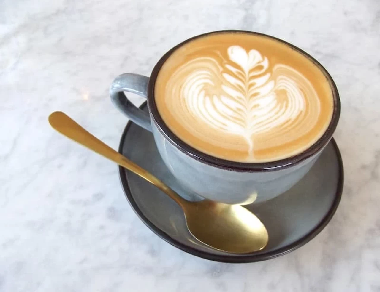 Flat White Kahvesi Hakkında Her Şey: Sert mi, Yumuşak mı?