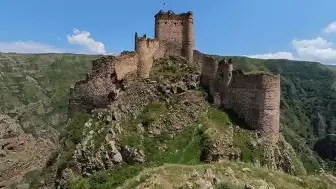 Doğal güzellikleri ve tarihi dokusuyla Şeytan Kalesi, her mevsim ziyaretçilerini büyülemeye devam ediyor.