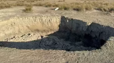 Afyon'da 10 metre çapında, 4 metre derinliğindeki obruk korkuttu