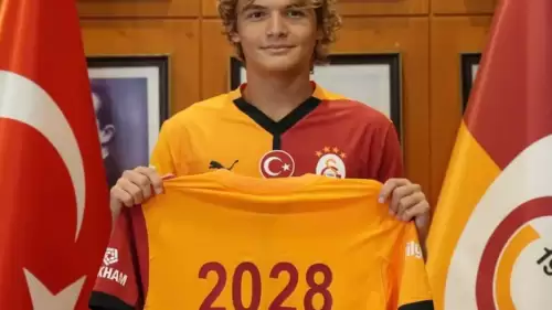 Süper Lig ekiplerinden Galatasaray, genç yetenek Efe Akman'la yeni sözleşme imzaladı.