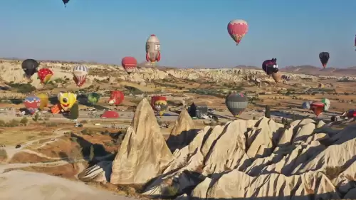 Kapadokya'da Renk Cümbüşü: Farklı Figürlerdeki Sıcacık Balonlar Gökyüzünde Dans Etti