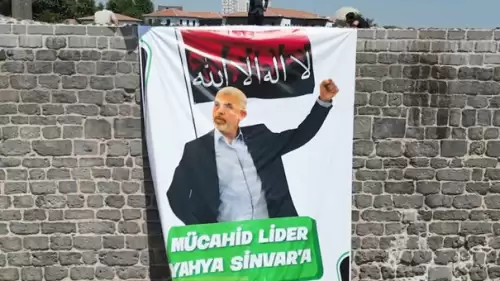 Diyarbakır'da tarihi surlara Hamas'ın yeni liderinin afişi asıldı