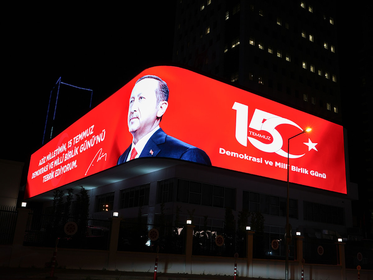 Cumhurbaşkanı Erdoğan'ın 15 Temmuz mesajı, dev ekranda yankılandı.