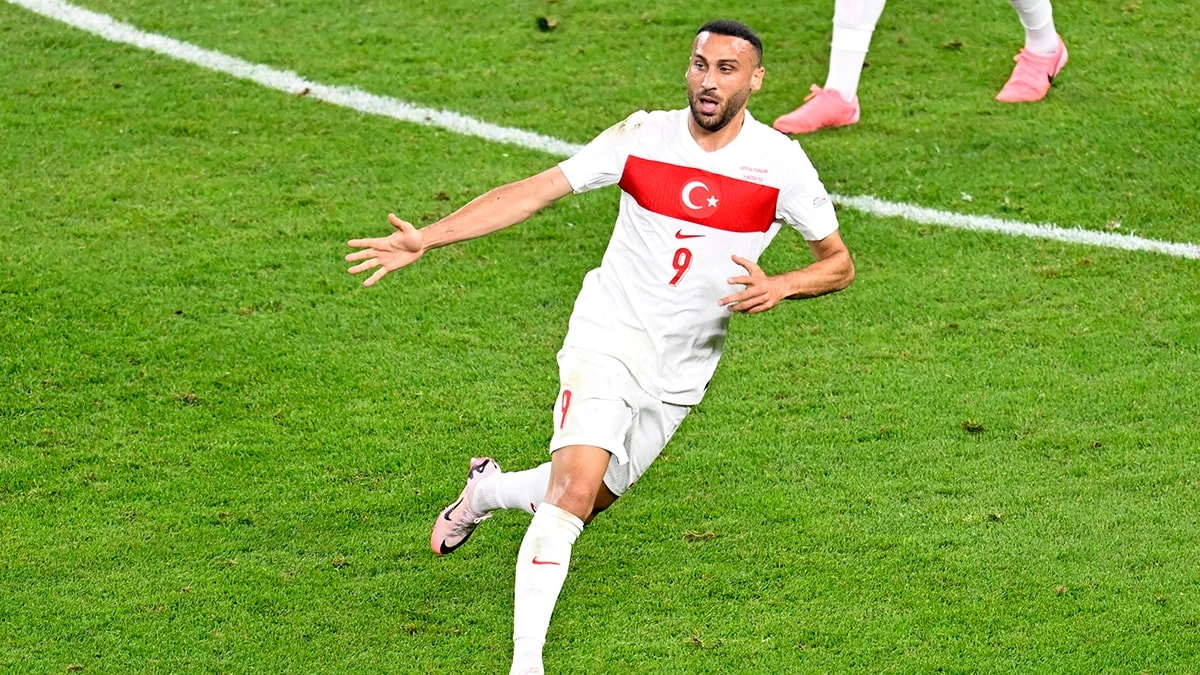 Cenk Tosun'un Fenerbahçe ile görüşmelere başladığı ve transfer teklifinin detaylarını masaya yatırdığı belirtildi.