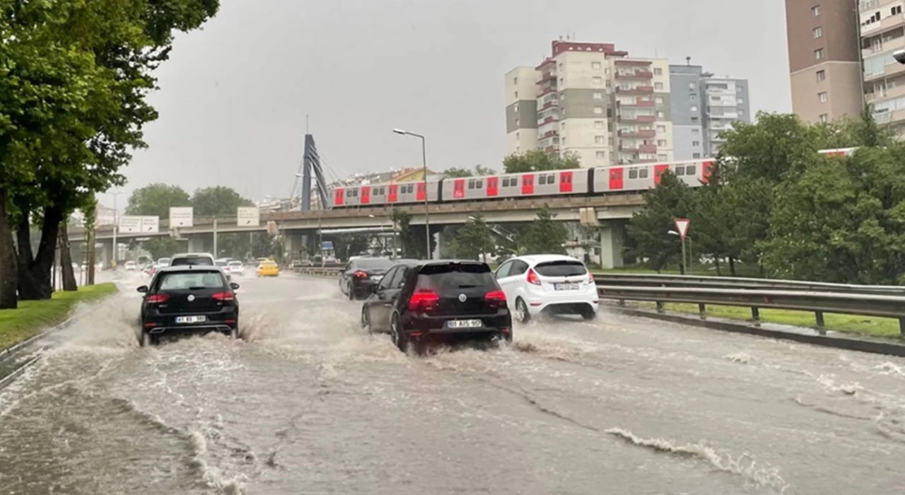 Sağanak yağışlar çok sayıda kenti vurdu: Yüzlerce sel ve su baskını oldu